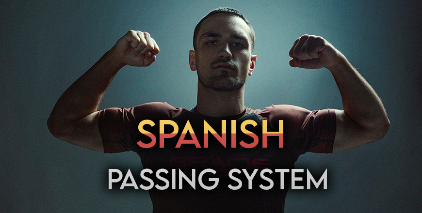 Un luchador de jiu-jitsu posa con los brazos flexionados mientras el texto "SPANISH PASSING SYSTEM" aparece sobre un fondo oscuro.